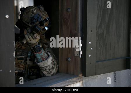 Un membre des Forces d'opérations spéciales françaises assure une surveillance par la fenêtre pendant le Emerald Warrior 21.1, le 23 février 2021, au Camp Shelby, Mississippi.Emerald Warrior s'est concentré sur les relations avec les pays partenaires des États-Unis tout en mettant l'accent sur l'interopérabilité des forces conjointes. Banque D'Images