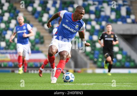 Christy Manzinga de Linfield photographié lors du match de ligue contre Carrick Rangers.Windsor Park, Belfast, 09.10.2021. Banque D'Images