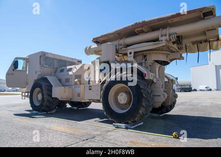 Un véhicule de défrichage de mine Hydrema 910 est pesé le 23 février 2021 dans le cadre d'une inspection conjointe du transport aérien à la base commune de Charleston,Caroline du Sud en appui à l'exercice Patriot Sands.Exercise PATRIOT SANDS est un exercice annuel de commandement de la Réserve de la Force aérienne du siège pour les escadrons/vols d'intervention d'urgence à s'entraîner pour déployer dans les 72 heures suivant la tâche comme élément d'intervention d'urgence (CRE).Un CRE est la première ligne de commandement et de contrôle, composé de personnel expérimenté en charge des opérations et du transport aérien pour gérer, coordonner et contrôler les actifs de mobilité aérienne. Banque D'Images
