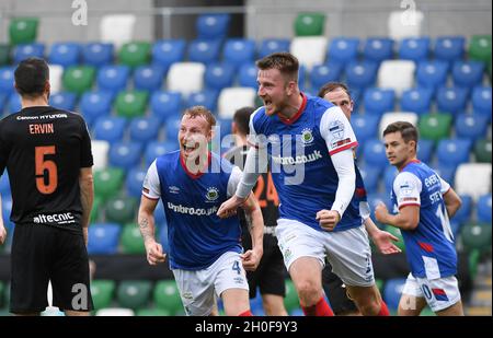 Sam Roscoe et Michael Newberry, de Linfield, célèbrent le but marqué lors du match de la Ligue des Rangers Carrik.Windsor Park, Belfast.09.10.2021. Banque D'Images