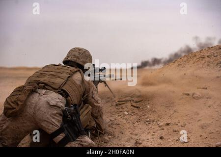 Caporal du corps des Marines des États-UnisCody Blair, un sniper scout de la compagnie d'armes, Bataillon Landing Team 1/4, 15e unité expéditionnaire maritime, tire un fusil de calibre M107 .50 à portée de champ lors d'un événement d'entraînement en direct de tir d'assaut de bataillon, 23 février 2021.Le groupe de préparation amphibie de l'île de Makin et le 15e MEU fournissent aux commandants de flotte et de combattants numérotés un actif réactif, flexible et déployé à l'avance capable de projeter la puissance maritime, d'opérations d'urgence et de réponse aux crises. Banque D'Images