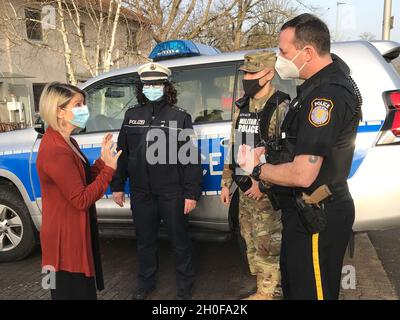 WIESBADEN, Allemagne – Garrison de l'armée américaine les officiers de la police militaire de Wiesbaden et un officier de Polizei parlent à un résident d'Aukamm Housing. Banque D'Images