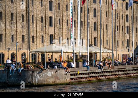 Vieux entrepôts sur Strandgade, à Christianshavns , pubs, cafés, restaurants,Les gens qui traînaient sur la jetée, l'été à Copenhague, Danemark, Banque D'Images