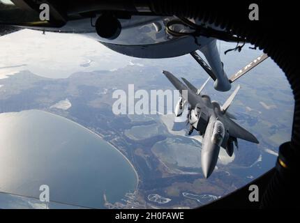 L'un des quatre avions F-15E Strike Eagle de la Force aérienne des États-Unis affectés à la 48e aile Fighter de la Royal Air Force Lakenheath, en Angleterre, termine le ravitaillement d'un KC-135 Stratotanker affecté à la 100e Escadre aérienne en ravitaillement depuis la RAF Mildenhall, en Angleterre, lorsqu'ils se rentrent en Estonie le jour de leur indépendance,24 février 2021.Les quatre avions de chasse ont participé au survol de l'Estonian Independence Day, rejoignant les avions d'entraînement L-39 et un avion de transport M-28 de l'armée de l'air estonienne, des avions de chasse Eurofighter Typhoon de l'armée de l'air allemande déployés en Estonie dans le cadre du SIG de la police aérienne de la Baltique Banque D'Images