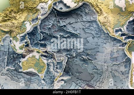 Modèle 3d imprimé de l'allégement de la terre dont les sommets de montagnes et la profondeur des océans Banque D'Images