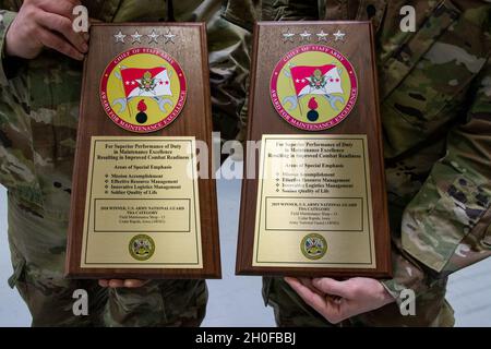 Les soldats de l'atelier d'entretien sur le terrain de la Garde nationale de l'armée de l'Iowa no 13 affichent le prix de l'Armée de terre pour l'excellence en entretien qu'ils ont reçu au complexe du Centre de rétention des forces armées de Cedar Rapids, Iowa, le 24 février 2021.« C’est un représentant de la boutique, et nous sommes honorés de recevoir [l’AAME] pour le travail acharné et le dévouement de l’équipe », a déclaré le Sgt principal.Dean Schnoor, superviseur de la maintenance mécanique avec FMS n° 13.« C’est un honneur pour nous d’être reconnus à un niveau en dehors de l’État. » Banque D'Images