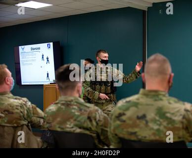 U.S. Air Force Tech.Sgt.Tanner Johnson, 133e Escadron des forces de sécurité, enseigne une classe sur la façon d'utiliser un bâton pliable à St. Paul, au Minnesota, le 24 février 2021.Les membres de la 133e Escadre du transport aérien participent au programme annuel de formation des membres de la base qui, s'ils y sont appelés, fournit au personnel de la base les compétences de base nécessaires pour aider les forces de sécurité. Banque D'Images