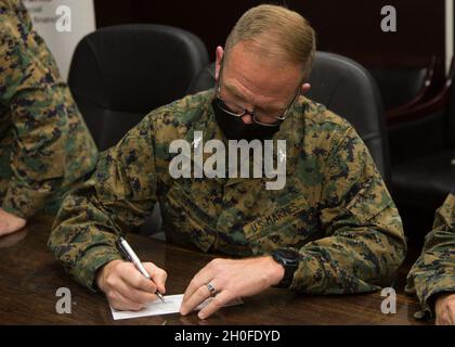 Brig. Du corps des Marines des États-UnisLe général Kevin Korpinen, de la 3e Escadre des avions marins, fait son don à la Marine corps relief Society lors de l'entraînement amusant actif sur Marine corps Air Station Miramar, Californie, le 24 février 2021.La Marine Marine corps relief Society fournit une aide financière d'urgence au personnel de la Marine et du corps des Marines en service actif et à la retraite, ainsi qu'à leurs familles. Banque D'Images