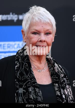 12 octobre 2021, Londres, Royaume-Uni.Judi Dench arrive à la première de gala de Belfast, dans le cadre du BFI London film Festival, qui s'est tenu au Royal Festival Hall.Crédit : Doug Peters/EMPICS/Alamy Live News Banque D'Images