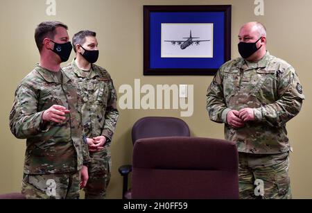 Le colonel John Schutte, commandant de la 19e Escadre de transport aérien, à gauche, reconnaît le Sgt.Christopher Pint, 19e Escadron de maintenance des aéronefs, à la base aérienne de Little Rock, Arkansas, le 25 février 2021.Pint a été reconnu pour ses efforts lors d'une tempête de neige historique d'une semaine qui a balayé l'Arkansas, tombant un total de 20.3 pouces de neige. Banque D'Images