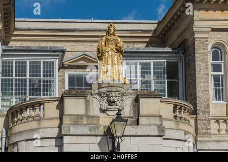 Statue dorée de la reine Anne à Kingston, Surrey Banque D'Images