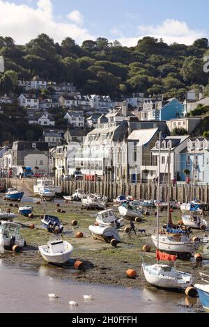 Looe Cornwall; bateaux dans le port de Looe sur la rivière Looe à marée basse dans la ville balnéaire de Looe sur la côte sud, Cornwall Royaume-Uni Banque D'Images