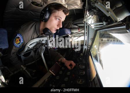 Sergent d'état-major de la Force aérienne des États-UnisBrendan Smith, opérateur de flèche du 351e Escadron de ravitaillement, ravitaillent un avion F-15E Strike Eagle de la Force aérienne des États-Unis, affecté à la 48e Escadre de chasseurs, Royal Air Force Lakenheath (Angleterre), lors de la démonstration conjointe de commandement et de contrôle de tous les domaines au large de la côte suédoise, le 25 février 2021.Les partenaires européens et les forces américaines continuent de mener des engagements et des exercices multinationaux qui améliorent l'interopérabilité afin d'améliorer la coopération régionale, la sécurité maritime et la stabilité dans la région. Banque D'Images