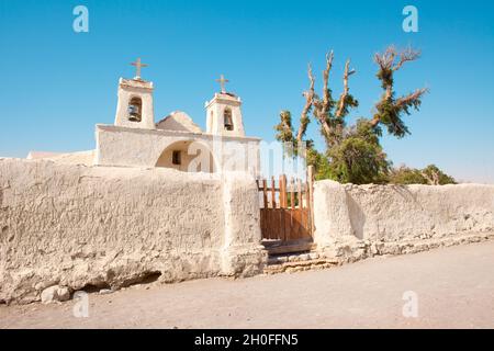 Une ancienne église construite en adobe dans un petit village nommé Chiu Chiu au milieu du désert d'Atacama dans le nord du Chili Banque D'Images