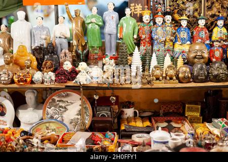 Kowloon, Hong Kong, Chine, Asie - gros plan sur la marchandise d'une boutique de cadeaux traditionnelle chinoise dans un marché de rue à Hong Kong. Banque D'Images