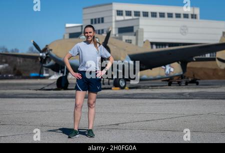 Le premier lieutenant Avery Thomson, membre du bureau de l'uniforme de la Force aérienne, porte le t-shirt et le short de course à pied de l'uniforme de la Force aérienne (PT) mis à jour à la base aérienne Wright-Patterson, Ohio, le 25 février 2021.Le Bureau des uniformes de la Force aérienne fait partie de la Division des systèmes humains de la Direction du soutien au combat agile du Centre de gestion du cycle de vie de la Force aérienne.Il s'agit de la première mise à jour de l'uniforme de PT depuis plus de 16 ans.Plus de 150 aviateurs ont participé à l'essai du nouvel équipement.Le nouvel ensemble se compose actuellement d'une veste, d'une paire de pantalons, d'un t-shirt et de deux types de shorts : un short de coureur doublé et un lon Banque D'Images