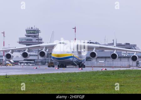 LINZ, AUTRICHE - 07 octobre 2021 : Antonov AN225, le plus grand avion de transport commercial du monde à l'aéroport de Linz en Autriche Banque D'Images