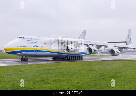 LINZ, AUTRICHE - 07 octobre 2021 : Antonov AN225, le plus grand avion de transport commercial du monde à l'aéroport de Linz en Autriche Banque D'Images