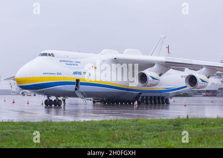 LINZ, AUTRICHE - 07 octobre 2021 : Antonov AN225, le plus grand avion de transport commercial du monde à l'aéroport de Linz en Autriche Banque D'Images