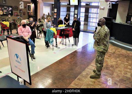 La main-d'œuvre et les membres de la collectivité de fort McCoy participent au déjeuner de la campagne de secours d'urgence de l'Armée de terre 2021 le 25 février 2021, à fort McCoy, dans le Wisconsin. Le petit déjeuner a permis de lancer la 79e campagne de collecte de fonds pour les secours d'urgence de l'Armée de terre, ou AER.La campagne de l'ARE se déroule du 1er mars au 15 mai, selon la page Web de l'ARE, www.armyemergencyrelief.org.AER aide à fournir des fonds financiers d'urgence pour la nourriture, le loyer, les frais funéraires, les frais médicaux d'urgence et d'autres besoins. Banque D'Images