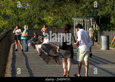 Groupe de personnes sur la Brooklyn Heights Promenade à New York Banque D'Images