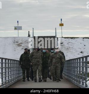 Le 25 février 2021, le lieutenant général Roger L. Cloutier Jr., commandant du Commandement allié de l'OTAN, en compagnie de l'adjuc Kevin J. Mathers, chef principal du commandement de LANDCOM, effectue une promenade sur le terrain avec le major général Flemming Mathiasen, commandant du quartier général de la Division multinationale Nord, afin de mieux comprendre le commandement,La région de la Baltique et de renforcer les relations. Banque D'Images