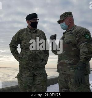 Le 25 février 2021, le lieutenant général Roger L. Cloutier Jr., commandant du Commandement allié de la Terre de l'OTAN, effectue une promenade sur le terrain le major général Flemming Mathiasen, commandant du quartier général de la Division multinationale Nord, afin de mieux comprendre le commandement, la région Baltique et de renforcer les relations. Banque D'Images