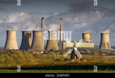 West Burton Power Station et Leverton Windmill Banque D'Images