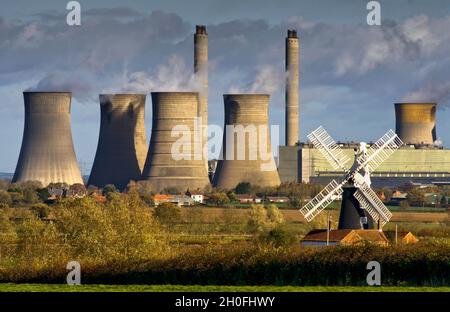 West Burton Power Station et Leverton Windmill Banque D'Images