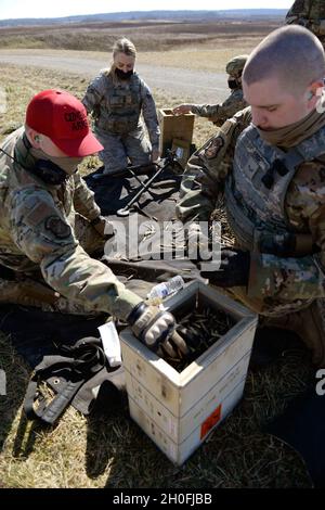 Le 25 février 2021, les défenseurs du 88e Escadron des forces de sécurité des États-Unis de l'Armée de l'air récupèrent les boyaux à balles et les pinces de ceinture de mitrailleuse d'une mitrailleuse M240B à Camp Atterbury, à Édimbourg, dans l'Indiana.Les membres de la 88e SFS se rendent au Camp Atterbury plusieurs fois par année pour une formation de préparation et de qualification avec des déployeurs sur des mitrailleuses et des lanceurs de grenade. Banque D'Images