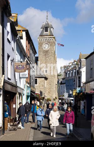 Scène de rue de Cornwall; foule de personnes sur la rue Fore lors d'une journée ensoleillée d'été, Looe, Cornwall UK Banque D'Images