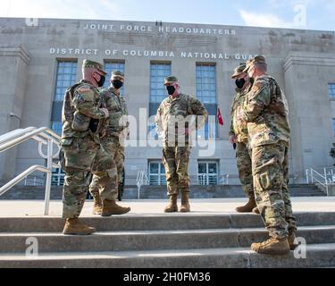 Le général de division Mark Schindler de l'armée américaine, adjudant général par intérim de la Garde nationale de Pennsylvanie, au centre, parle avec divers membres de l'équipe de direction de la Force opérationnelle interarmées impliquée dans l'opération Capitol Response, à Washington, D.C., le 26 février 2021.On a demandé à la Garde nationale de continuer à appuyer les organismes fédéraux d'application de la loi en matière de sécurité, de communications, de soins médicaux, d'évacuation, de logistique,Et le soutien à la sécurité des organismes d'État, de district et fédéraux jusqu'à la mi-mars. Banque D'Images