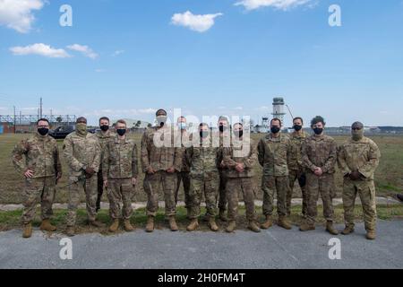 Les membres de la 621e Contignency Response Flight, joint base Charleston, Caroline du Sud, posent pour une photo de groupe à Cecil Field, Jacksonville, Floride, le 26 février 2021, pendant Exersise PATRIOT SANDS.L'exercice PATRIOT SANDS est un exercice annuel de commandement de la Réserve de la Force aérienne du quartier général pour les escadrons/vols d'intervention en cas d'urgence qui doivent s'entraîner à se déployer dans les 72 heures suivant la tâche à titre d'élément d'intervention en cas d'urgence.Un CRE est la première ligne de commandement et de contrôle, composé de personnel expérimenté en charge des opérations et du transport aérien pour gérer, coordonner et contrôler les actifs de mobilité aérienne. Banque D'Images