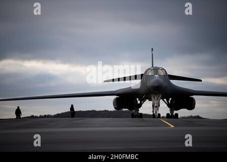 Deux chefs d'équipage affectés à la 9e unité d'entretien d'aéronefs sont debout par un danseur B-1B sur la ligne aérienne à la station de l'aviation d'Ørland, en Norvège, le 26 février 2021.Les chefs d'équipage B-1 assurent l'entretien des aéronefs nécessaires pour assurer le succès de la mission de la Force opérationnelle d'bombardier. Banque D'Images