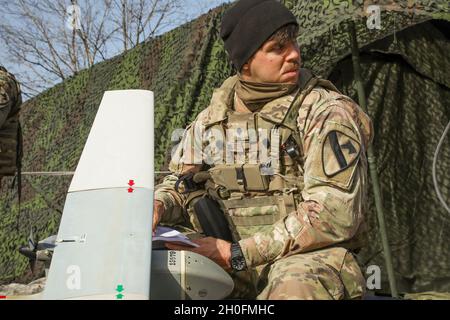 Un soldat américain affecté au quartier général et au quartier général de la compagnie, 91e Bataillon de génie de brigade, 1re division de Cavalry, se prépare à lancer un Raven pendant la résolution XV combinée à la zone d'entraînement de Hohenfels, Hohenfels, Allemagne, le 26 février,2021.Combined Resolve XV est un exercice multinational dirigé par le département de l'Armée de terre conçu pour construire l'équipe de combat de la 1re Brigade blindée, la préparation de la 1re Division de Cavalry et améliorer l'interopérabilité avec les forces alliées pour combattre et gagner contre tout adversaire. Banque D'Images