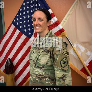 Le lieutenant-colonel Ashley Philibin se trouve devant le drapeau des États-Unis au Las Vegas Readiness Center, le vendredi 26 février 2021 à Las Vegas, Nevada.Philbin a récemment assumé un rôle de chef de file en tant qu'officier des opérations de soutien à la 17e Brigade de soutien. Banque D'Images