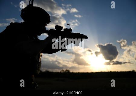 Un membre des Forces d'opérations spéciales françaises tire son arme pour la pratique de la cible pendant le Emerald Warrior 21.1, le 26 février 2021, au Camp Shelby, Mississippi.Emerald Warrior s'est concentré sur les relations avec les pays partenaires des États-Unis tout en mettant l'accent sur l'interopérabilité des forces conjointes. Banque D'Images