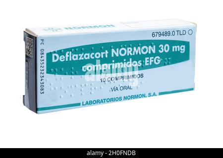 Huelva, Espagne - 10 octobre 2021: Boîte espagnole de Deflazacort générique 30mg de Nomon Laboratory.C'est un stéroïde qui est utilisé pour traiter le muscul de Duchenne Banque D'Images