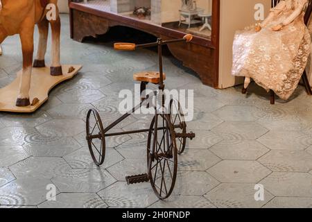 Vieux tricycle rouillé de fer du début du XXe siècle Banque D'Images