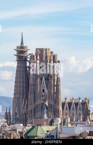 Façade de la famille sacrée inachevée 'la Sagrada Familia' , cathédrale conçue par Gaudi, construite depuis le 19 mars 1882 avec des dons de personnes. Banque D'Images