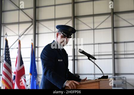 Le lieutenant-colonel Jared Williams a pris le commandement du 67e Escadron des opérations spéciales, stationné à la 352d Escadre des opérations spéciales sur la RAF Mildenhall, au Royaume-Uni, le 26 mars 2021.Le 67ème RE, surnommé The Night Owls, affecté au 752d Special Operations Group, est une unité active de la Force aérienne des États-Unis qui exploite le Lockheed MC-130J Commando IILe 67ème RE est chargé de faire voler des missions de ravitaillement en carburant aérien de bas niveau à un ou plusieurs navires pour des hélicoptères d'opérations spéciales, et d'infiltration, d'exfiltration et de réapprovisionnement de forces d'opérations spéciales par aéroglisseur ou par voie aérienne. Banque D'Images