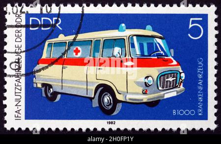 ALLEMAGNE - VERS 1982: Un timbre imprimé en Allemagne montre Ambulance, vers 1982 Banque D'Images