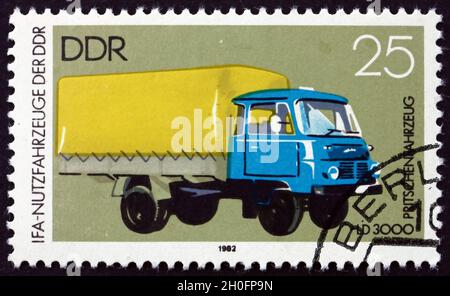 ALLEMAGNE - VERS 1982: Un timbre imprimé en Allemagne montre Platform Truck, vers 1982 Banque D'Images
