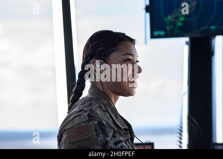 Sergent d'état-major de la Force aérienne des États-UnisBailey Hairston, contrôleur de la circulation aérienne au 36e Escadron de soutien aux opérations, pose une photo en l’honneur du mois de l’histoire des femmes, mars 2021, à la base aérienne d’Andersen, à Guam.Hairston présente la nouvelle réglementation sur les cheveux féminins dans son environnement de travail naturel, alors que les normes féminines continuent de progresser dans l'ensemble de la Force aérienne. Banque D'Images