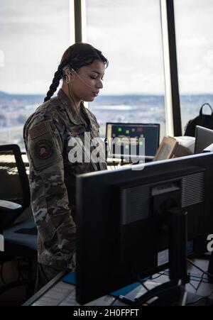 Sergent d'état-major de la Force aérienne des États-UnisBailey Hairston, contrôleur de la circulation aérienne au 36e Escadron de soutien aux opérations, pose une photo en l’honneur du mois de l’histoire des femmes, mars 2021, à la base aérienne d’Andersen, à Guam.Hairston présente la nouvelle réglementation sur les cheveux féminins dans son environnement de travail naturel, alors que les normes féminines continuent de progresser dans l'ensemble de la Force aérienne. Banque D'Images