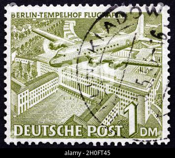 ALLEMAGNE - VERS 1949: Un timbre imprimé en Allemagne montre l'avion au-dessus de l'aéroport de Tempelhof, Berlin, vers 1949 Banque D'Images