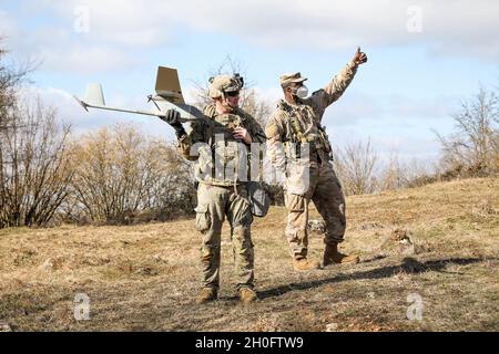 Un soldat américain affecté au quartier général et au quartier général de la compagnie, 91e Bataillon de génie de brigade, 1re division de Cavalry, se prépare à lancer un véhicule aérien sans pilote Raven pendant la Solve XV combinée à la zone d'entraînement Hohenfels, Hohenfels, en Allemagne, le 27 février 2021.Combined Resolve XV est un exercice multinational dirigé par le département de l'Armée de terre conçu pour construire l'équipe de combat de la 1re Brigade blindée, la préparation de la 1re Division de Cavalry et améliorer l'interopérabilité avec les forces alliées pour combattre et gagner contre tout adversaire. Banque D'Images