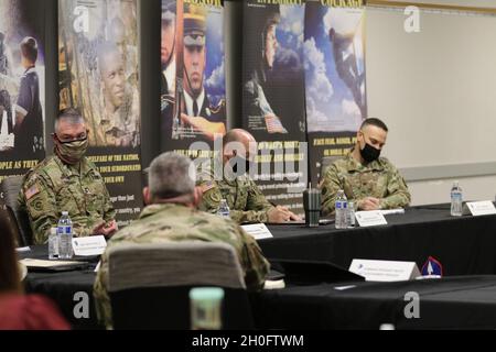 Les dirigeants de la Réserve de l'Armée de terre des États-Unis du 364e ESC se sont réunis pour diriger le briefing d'entraînement annuel du major général David Ling commandant du 79e Commandement du soutien du théâtre, du 26 au 28 février. Banque D'Images