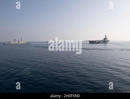 210228-N-RG171-0266 MER MÉDITERRANÉE (FÉV28, 2021) le porte-avions de la marine française, FS Charles de Gaulle (R 91), à droite, la frégate de la marine belge BNS Leopold (F 930), au milieu à droite, la frégate DE la marine italienne, SA Carlo Margottini (F 592), au milieu à gauche,Et la frégate française FS Chevalier Paul (D 621) navigue devant le destroyer guidé de la classe Arleigh Burke USS Donald Cook (DDG 75), non représenté, lors d'un exercice photo, le 28 février 2021.Donald Cook, déployé à Rota, en Espagne, est en patrouille dans la zone de la Sixième flotte des États-Unis pour soutenir les alliés régionaux et p Banque D'Images