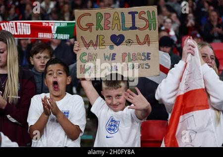 Londres, Angleterre, 12 octobre 2021.Les fans de l'Angleterre lors des matchs qualificatifs de la coupe du monde de la FIFA se disputer au stade Wembley, à Londres.Le crédit photo devrait se lire: David Klein / Sportimage Banque D'Images